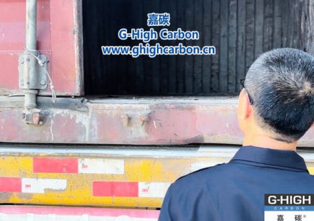 嘉碳裝車人員嚴(yán)格把關(guān)，確保車輛安全入廠