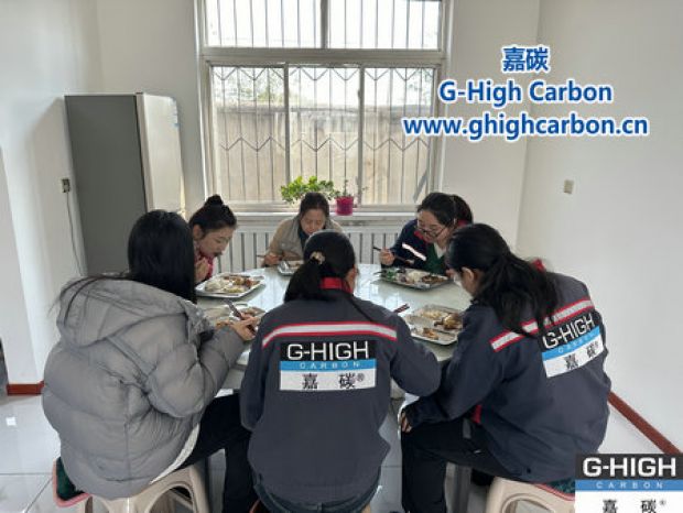 深秋暖陽(yáng)下，鐵鍋燉傳遞溫情與力量